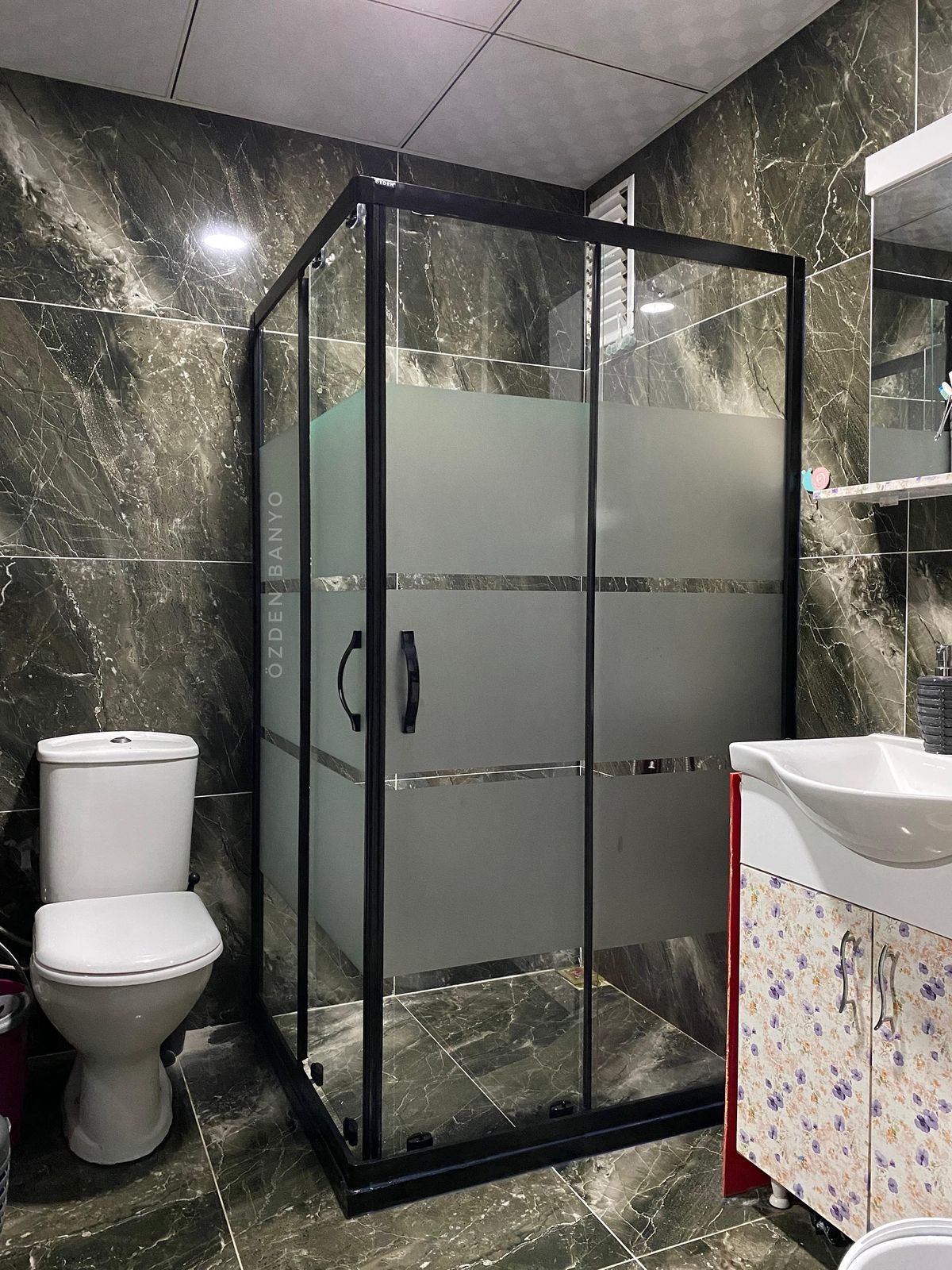 Kaca Shower Box Frame Hitam Pintu Sliding Sandblast