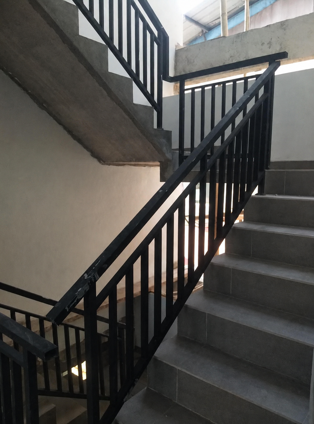 Tangga Besi Railing Kaca